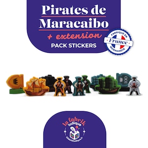 Peut inclure: Ensemble de pièces de jeu en bois sur le thème des pirates, comprenant des navires et des figurines, avec le texte "Pirates de Maracaibo + extension PACK STICKERS". Un autocollant "Fabriqué en France Normandie" est également visible.