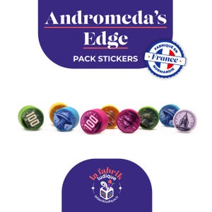 Pode incluir: Um pacote de autocolantes coloridos com o texto "Andromeda's Edge" e "Pack Stickers". Os autocolantes são redondos e apresentam vários desenhos e o número "100". A imagem também inclui um autocolante "Fabriqué en France".