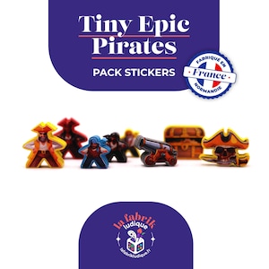 Peut inclure: Un ensemble d'autocollants Tiny Epic Pirates. L'image présente divers éléments de jeu sur le thème des pirates, notamment des figurines de pirates, un canon et un coffre au trésor. Les autocollants sont colorés et conçus dans un style cartoon.