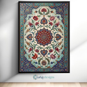 Könnte beinhalten: Ein rechteckiger Wandkunstdruck in einem schwarzen Rahmen mit einem symmetrischen Blumenmuster, einem zentralen roten und blauen Medaillon, umgeben von Tulpen und Nelken in Rot-, Rosa- und Grüntönen auf hellblauem Hintergrund.