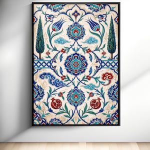 Könnte beinhalten: Ein rechteckiger Wandkunstdruck mit einem symmetrischen Blumenmuster in Blau, Rot und Grün auf cremefarbenem Hintergrund. Das Design zeigt stilisierte Tulpen, Granatäpfel und Zypressen, eingefasst in einen schmalen, schwarzen Rahmen.