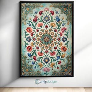 Könnte beinhalten: Ein rechteckiges gerahmtes Wandbild mit einem symmetrischen floralen Mandalamuster aus roten, blauen und gelben Blumen auf hellblauem Grund, umrahmt von einer verzierten goldenen Bordüre mit dem Text turkicdesigns am unteren Rand.