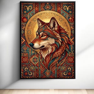 Puede incluir: Impresión artística enmarcada que presenta una detallada ilustración de la cabeza de un lobo de perfil. La obra de arte muestra intrincados patrones en rojo, turquesa y dorado sobre un fondo oscuro. El lobo se encuentra sobre un diseño circular dorado, con un marco negro.