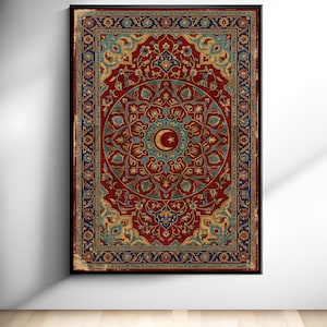 Könnte beinhalten: Gerahmter Druck eines dekorativen Teppichs mit einem zentralen Medaillon mit einem Halbmond und einem Stern. Das Teppichdesign enthält rote, blaue und goldene Blumenmuster, die von einem schwarzen Rahmen umgeben sind.