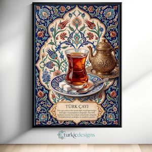Könnte beinhalten: Ein gerahmter Kunstdruck mit einem Glas bernsteinfarbenem Tee, einem silbernen Löffel, zwei Zuckerwürfeln und einer verzierten Metallteekanne auf einer Untertasse. Der Hintergrund zeigt komplizierte blaue, rote und grüne Blumenmuster mit dem Text TÜRK ÇAYI.