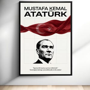 Könnte beinhalten: Gerahmtes Poster mit einem Porträt von Mustafa Kemal Atatürk, mit der türkischen Flagge darüber. Das Poster enthält den Text "MUSTAFA KEMAL ATATÜRK" und ein Zitat auf Türkisch und Englisch: "Souveränität gehört bedingungslos der Nation."