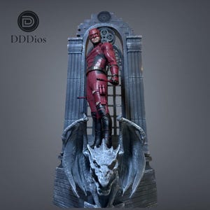 Puede incluir: Una figura detallada de un personaje con traje rojo texturizado y detalles negros, sobre una base de gárgola de piedra gris. Detrás hay una estructura alta de piedra gris con forma de arco. El texto DDDios es visible en la imagen.