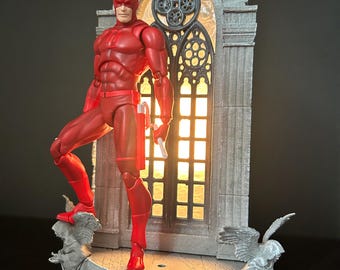 Diorama de vitral de catedral para figuras do Demolidor, Homem-Aranha, Batman da linha Marvel Legends da Mafex na escala 1/12.