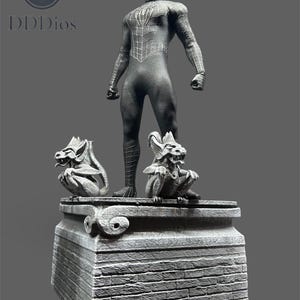 Pode incluir: Uma est&aacute;tua detalhada do Homem-Aranha em um traje preto, em cima de uma plataforma de pedra com duas g&aacute;rgulas. A est&aacute;tua &eacute; cinza e preta, com detalhes intrincados de teia. A plataforma tem uma textura semelhante &agrave; de tijolos.
