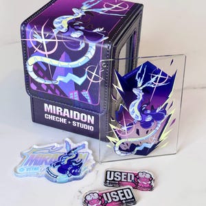 Zestaw Miraidon PTCG Deck Box – akcesoria do gry karcianej Pokemon z markerem VSTAR, wkładką akrylową i używanymi żetonami｜Pokemon Gift