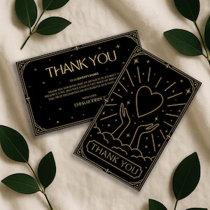 Puede incluir: Dos tarjetas de agradecimiento negras con texto y detalles dorados. Una tarjeta dice "THANK YOU" en la parte superior, con un mensaje debajo. La otra tarjeta presenta un corazón sobre dos manos, con las palabras "THANK YOU" en la parte inferior.