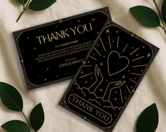 Puede incluir: Dos tarjetas de agradecimiento rectangulares con fondo negro y líneas doradas. Una tarjeta incluye el texto THANK YOU, DEAR [GUEST'S NAME] y EMMA ROBINSON. La otra muestra unas manos extendidas hacia un corazón con líneas radiantes.