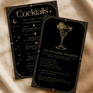 Pode incluir: Duas cartas pretas de receitas de cocktails com detalhes dourados. Uma carta lista nomes de cocktails como "The Fool's Leap" e "The Magician's F". A outra carta apresenta uma ilustração de margarita e a receita de "The Moonlight Margarita".