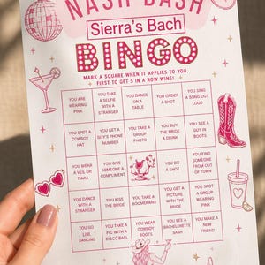 Può includere: Scheda di gioco "Nash Bash Sierra's Bach Bingo" rosa e bianca. La scheda presenta caselle bingo con attività divertenti, illustrazioni di stivali e cappelli da cowboy e il testo "Segna un quadrato quando si applica a te. Il primo a fare 5 di fila vince!"