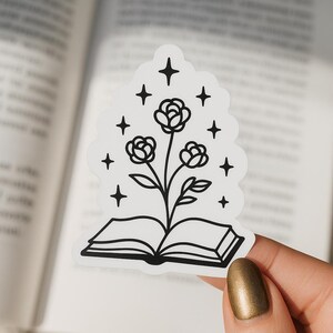 Naklejka na książkę Romantasy Blooming Roses, prezent dla czytelnika fantasy, naklejka dla miłośnika magicznych książek, naklejka na dziennik Rose Garden, Bookish