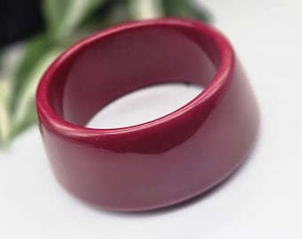 Pulsera gruesa de acrílico rojo burdeos: joyería de resina para el verano