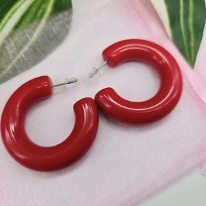 Orecchini a cerchio in acrilico rosso: gioielli estivi, perni ipoallergenici