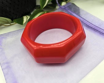 Pulsera gruesa de acrílico rojo: joyería de resina para el verano