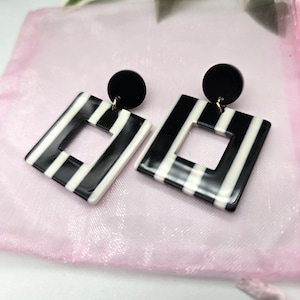 Boho quadratische Ohrringe, schwarze und weiße lange Ohrringe, Sommerschmuck, Acrylohrringe, bunte Ohrringe
