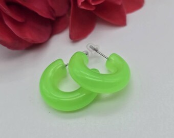 ネオングリーンのアクリルフープイヤリング：夏のジュエリー - Etsy 日本