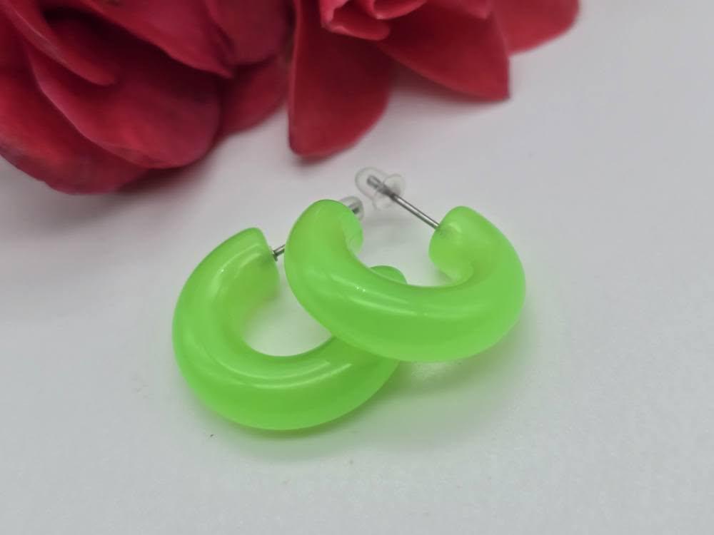 ネオングリーンのアクリルフープイヤリング：夏のジュエリー - Etsy 日本