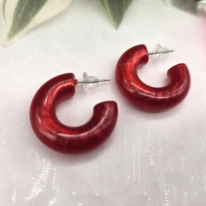 Orecchini a cerchio in acrilico glitterato rosso: gioielli estivi