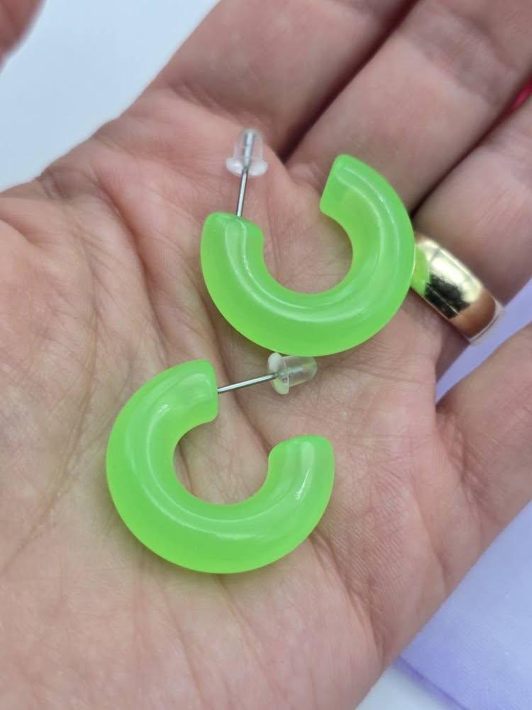 ネオングリーンのアクリルフープイヤリング：夏のジュエリー - Etsy 日本