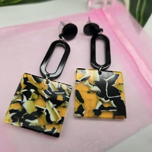 Pendientes colgantes bohemios: mosaico acrílico, joyería de verano amarilla