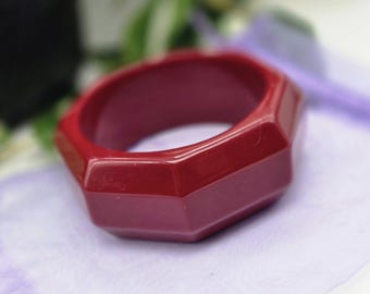 Pulsera gruesa de acrílico rojo burdeos: joyería de resina para el verano
