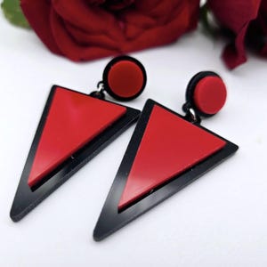 Orecchini pendenti in acrilico rosso: gioielli estivi boho