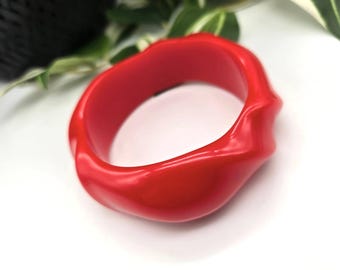 Pulsera gruesa de acrílico rojo: joyería de resina para el verano