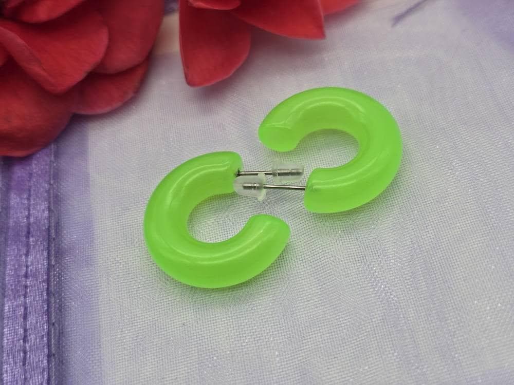 ネオングリーンのアクリルフープイヤリング：夏のジュエリー - Etsy 日本