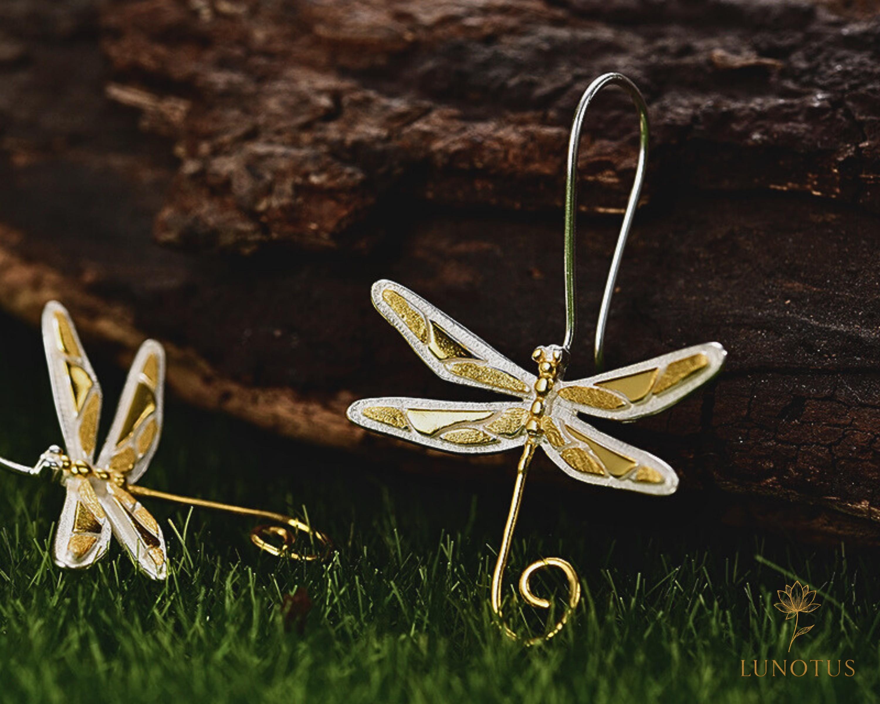Un Paio Di Bellissimi Orecchini a Gancio Libellula Leverback Color Oro