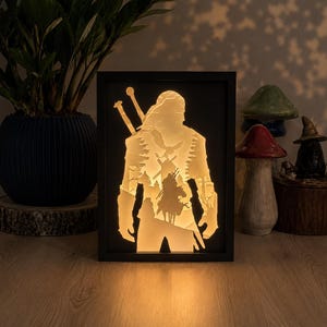 Luminária de mesa inspirada em The Witcher | Caixa de luz LED 3D | Presente para gamers | Decoração de estante de livros fantástica | Decoração do Geralt | Arte para fãs de The Witcher