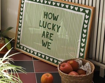 Impresión "Qué suerte tenemos": Impresión con cita de rayas verdes - Decoración del hogar preppy, SIN MARCO