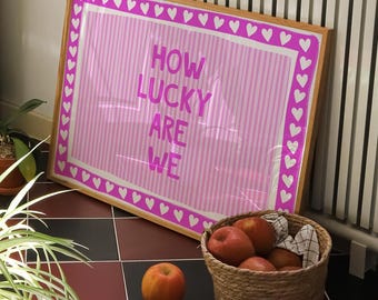 Quanto siamo fortunati? Stampa artistica con citazione a strisce rosa, arredamento per la casa preppy, senza cornice