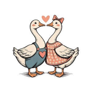 以下が含まれることがあります： お互いに向き合い、首でハートの形を作っている、愛し合っている2羽のガチョウのイラスト。1羽はハートの付いた青いオーバーオールを、もう1羽はリボン付きのピンクのドレスを着ています。ピンクのハートが上に浮かんでいます。