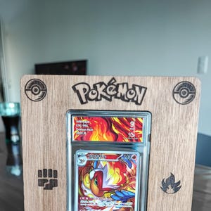 Cadre Pokemon pour carte tcg gradée collect aura psa pca pikachu Dracaufeu team rocket bois gravure laser