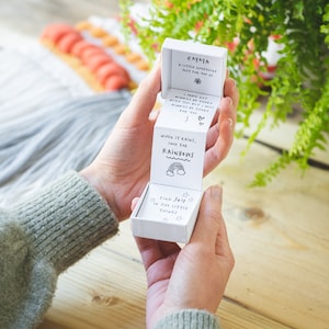 Une petite boîte de positivité Retirez un cadeau symbolique