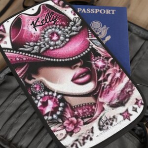 Cartera de pasaporte personalizada con diseño de vaquera con diamantes de imitación rosas, bonita organizadora de viaje, regalo para viajeros, accesorio de vaquera, elegante accesorio esencial para el equipaje.