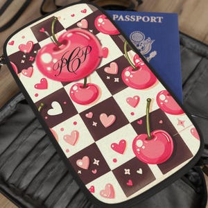 Cartera para pasaporte a cuadros de cereza de Custom Couture