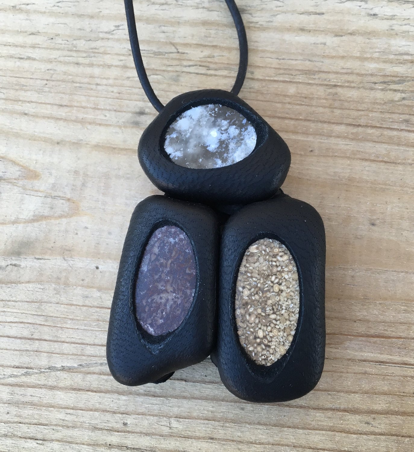 Amulette en cuir et en pierre ESPRIT SUPÉRIEUR... cette - Etsy France