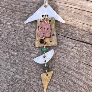Peaceful Wind Hammered Mixed Metal Pendant with Turquoise and Jet Beads imagem 4