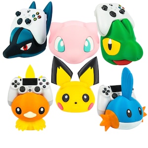 Puede incluir: Un conjunto de seis soportes para mandos impresos en 3D de colores vivos con varios personajes de Pokémon. Los soportes están diseñados para sujetar un mando de videojuego. Los personajes incluyen Pikachu, Bulbasaur, Squirtle, Charmander y otros dos.