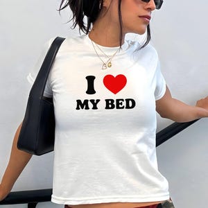 I Love My Bed Baby-T-shirt, Y2K-shirt voor dames, leuk girly grappig meme-T-shirt, trendy crop top, cadeau voor haar, aangepaste Y2K-mode, vriendin cadeau gezellig