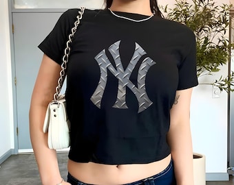 Womens Metal Diamond Plate Baby Tee, Y2K Aesthetic Cropped Graphic T-Shirt, Trendy Short Sleeve Fashion Top for Women