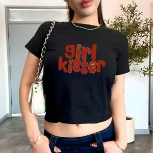 ガールキッサーベビーTシャツ、Y2KレディースフィットTシャツ、キュートでガーリーな面白いミームTシャツ、トレンディなクロップトップ、彼女へのギフト、カスタムY2Kファッション、GFギフト