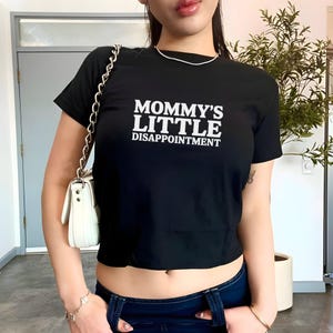 Mommy&#39;s Little Disappointment Baby-T-shirt, Y2K-shirt voor dames, leuk girly grappig meme-shirt, trendy crop top, cadeau voor haar, aangepaste Y2K-mode