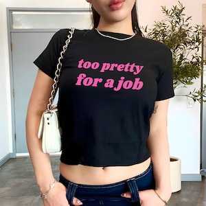 Zu hübsch für einen Job Y2K Baby-T-Shirt, Y2K-Frauen-T-Shirt, süßes Girly lustiges Meme-T-Shirt, trendiges Crop Top, Geschenk für sie, benutzerdefinierte Y2K-Mode, GF Geschenk