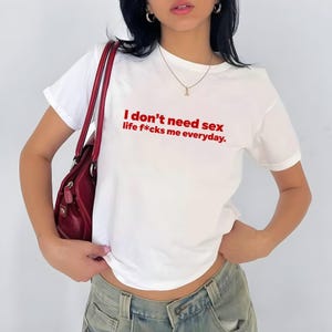 Grappig I Don&#39;t Need Sex Baby-T-shirt, Y2K-shirt voor dames, leuk girly grappig meme-T-shirt, trendy crop top, cadeau voor haar, aangepaste Y2K-mode